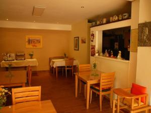 a dining room with a table and chairs and a table and chairsktop at Gästehaus Herbert Kappes in Zeltingen-Rachtig