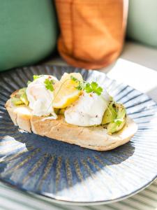 un sándwich con helado y verduras en un plato en The Bridge, en Macclesfield