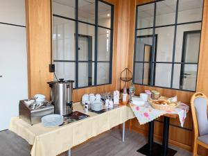 ein Tisch in einem Zimmer mit Geschirr darauf in der Unterkunft Hotel Birkenwerder in Birkenwerder