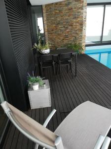 einen Balkon mit einem Tisch und Stühlen auf einer Terrasse in der Unterkunft Oporto Guesthouse Ermesinde in Ermesinde