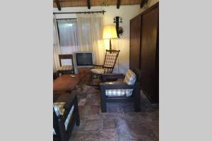 sala de estar con sofá y TV en LO DE MARILITA, en La Floresta