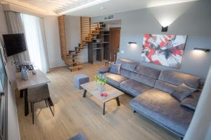 una sala de estar con un sofá y una mesa en The Victoria Lefkada, en Lefkada
