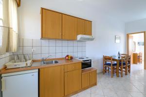 Kuchyň nebo kuchyňský kout v ubytování Villa Avra + 31 fotografií