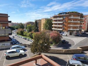 widok na parking z zaparkowanymi samochodami w obiekcie COCO Apartments w Katanii