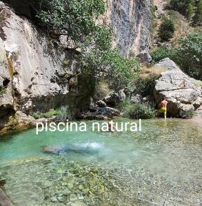 una persona parada en el agua en un río en Saluda Alta en Castril