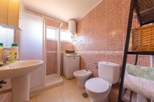 a bathroom with a white toilet and a sink at Apartamento en Sur y sol Los Cristianos in Los Cristianos