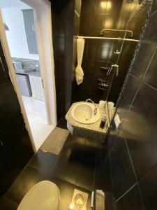 ダハブにあるSolarisのバスルーム(洗面台、トイレ付)