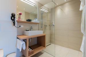 een badkamer met wastafel en douche bij Freiraum 9 Living Apartment in Sankt Johann im Pongau +62 foto's