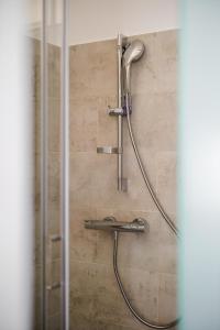 een douche met een douchekop in de badkamer bij B&B Miracolo di Mare Trend in Piran