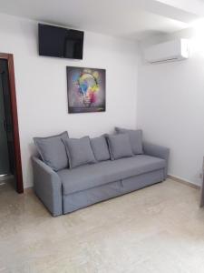 - un canapé dans le salon orné d'une peinture murale dans l'établissement Affittacamere Casa Quisquina, à Santo Stefano Quisquina