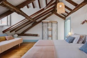 Habitación con 2 camas y sofá en Own Places Clérigos Apartments, en Oporto