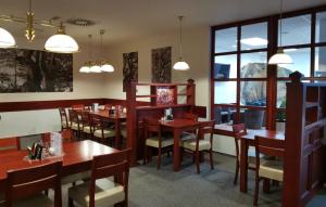 Reštaurácia alebo iné gastronomické zariadenie v ubytovaní HOTEL SVRATKA