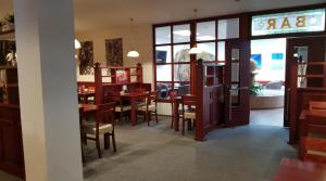 Reštaurácia alebo iné gastronomické zariadenie v ubytovaní HOTEL SVRATKA