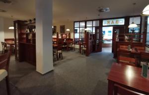 Reštaurácia alebo iné gastronomické zariadenie v ubytovaní HOTEL SVRATKA