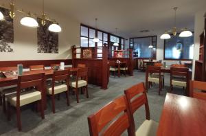 Reštaurácia alebo iné gastronomické zariadenie v ubytovaní HOTEL SVRATKA