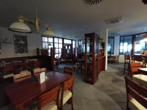 Reštaurácia alebo iné gastronomické zariadenie v ubytovaní HOTEL SVRATKA