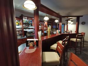 Reštaurácia alebo iné gastronomické zariadenie v ubytovaní HOTEL SVRATKA