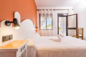 a room with a bed with a swan on it at Hostal Alhambra in Zahora