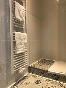 a bathroom with a shower with white towels at Brussel House Basilic in Brussels