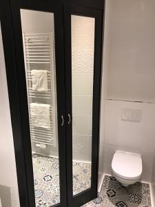 een badkamer met een toilet en een glazen deur bij Brussel House Basilic in Brussel