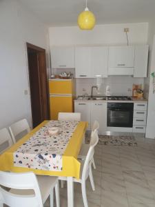 A kitchen or kitchenette at Palinuro Villa Bellavista