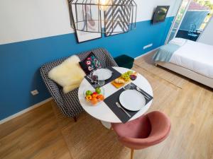 ein Zimmer mit einem Tisch mit einem Teller Essen drauf in der Unterkunft Ponte D Luis I Apartments in Porto