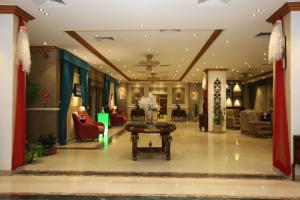 - un hall d'un hôtel avec une table et des chaises dans l'établissement Jewel Glorious Hotel, au Caire