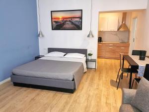 City park Apartments tesisinde bir odada yatak veya yataklar