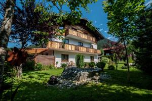 einen Blick nach außen auf ein Haus mit Garten in der Unterkunft Haus Alexandra in Werfenweng