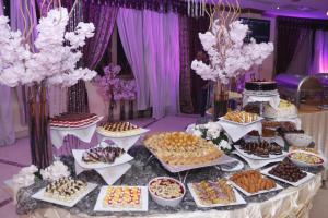 een desserttafel met veel verschillende soorten desserts bij Jewel Glorious Hotel in Caïro
