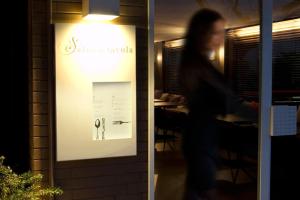 佩斯卡拉萨露斯酒店的女人在餐馆里走过标志牌