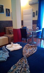 a waiting room with a table and towels on the floor at Villa Morgante B&B in Pedara