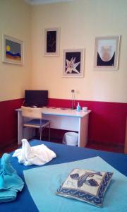 a room with a desk and a bed and a deskicterictericterswersswers at Villa Morgante B&B in Pedara