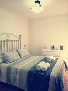 um quarto com uma cama com toalhas em Apartamento adosado cerca del mar em Gran Alacant