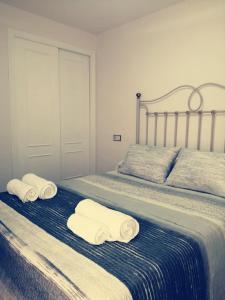 um quarto com 2 camas e toalhas em Apartamento adosado cerca del mar em Gran Alacant