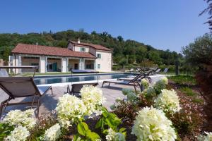 una casa con piscina y algunas flores en Casa Massaro Todeschini en Abano Terme