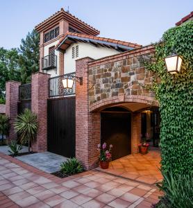 a brick house with a gate and a driveway at Roman Spa Resort in Calistoga