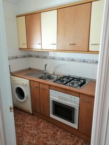 A cozinha ou kitchenette de Apartamento adosado cerca del mar