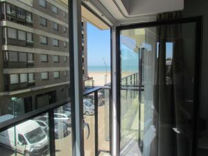 - une vue sur la plage depuis la fenêtre d'un bâtiment dans l'établissement Les Courlis 0203, à La Panne