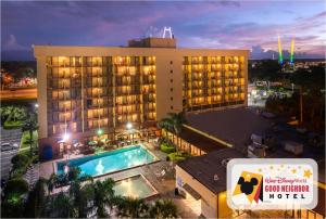 um hotel com piscina em frente a um edifício em Holiday Inn & Suites Orlando SW - Celebration Area, an IHG Hotel em Orlando