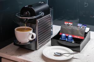 אביזרים להכנת קפה ותה ב-The Resident Soho