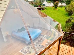 a bed sitting in the middle of a yard at Glamping Lumbre in Salento