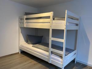 Postel nebo postele na pokoji v ubytování Ferienwohnung Hohensee EG