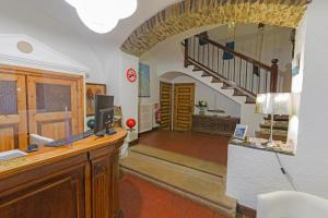 sala de estar con escalera y TV en Hotel Rec de Palau, en Cadaqués