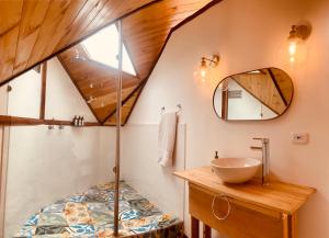 
a bathroom with a sink, toilet, and bathtub at Glamping Lumbre in Salento
