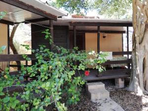 Villaggio La Roccia camping外面的花园