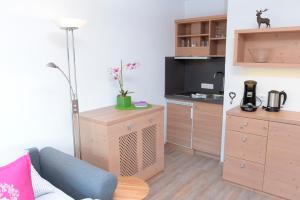 sala de estar con sofá y cocina en Appartement „Klein & Fein“, en Bolsterlang