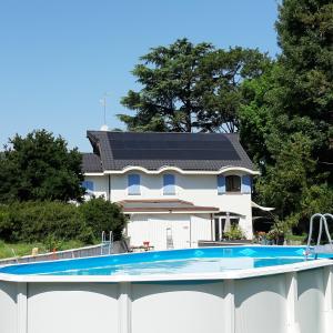 una casa con una piscina di campagnoli a Somma Lombardo