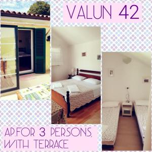 eine Collage mit vier Bildern eines Zimmers mit einem Bett in der Unterkunft House Valun 42 in Valun