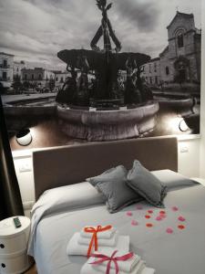 Dormitorio con cama con fuente en el fondo en B&B VISTAZZURRA - Casa Saldarelli, en Giovinazzo